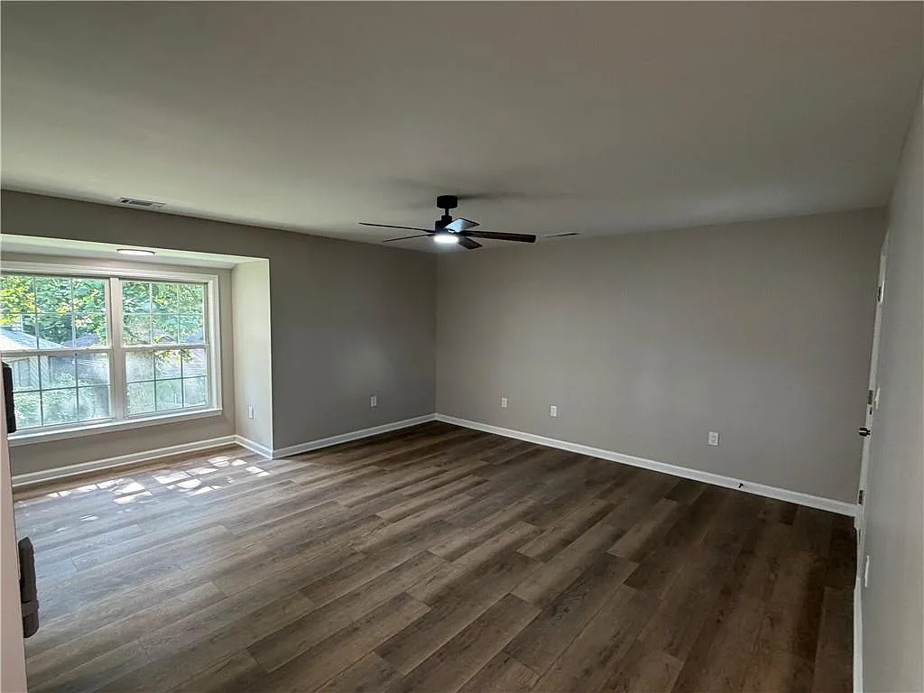 2 bed, 2.0 bath, 2160 sqft, $1,700 — Photo 4