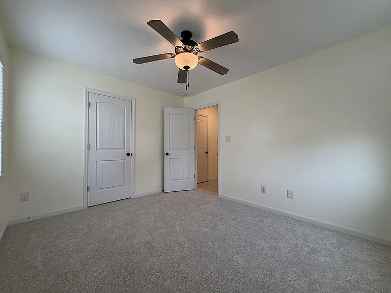 302 E Franck St — Photo 30