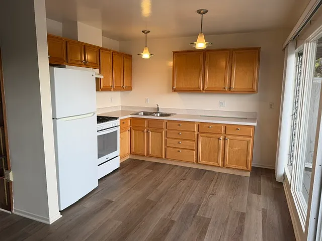 1423 Harbor View Dr — Photo 2