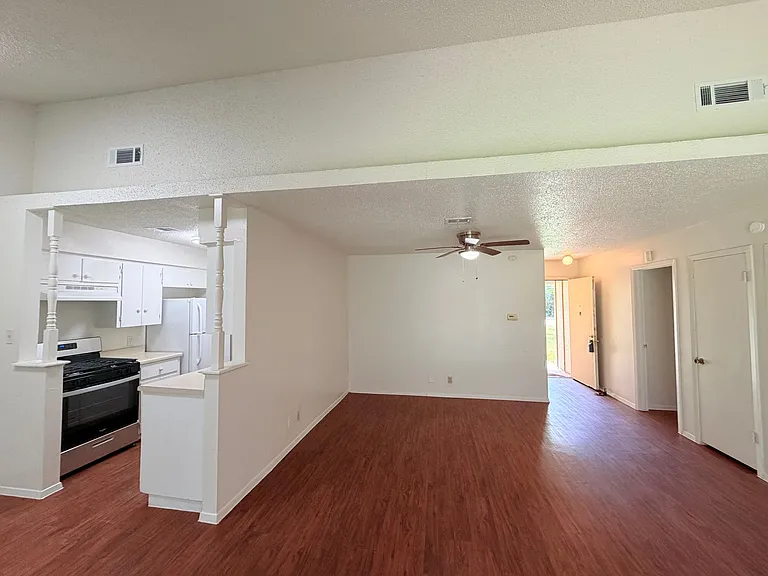5206 Village Trl — Photo 5