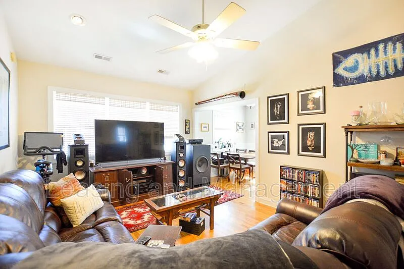 2 bed, 1.0 bath, 810 sqft, $2,430 — Photo 2
