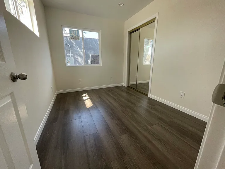 10507 S San Pedro St — Photo 7