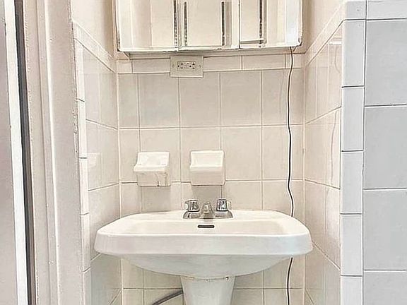 4th image of 357 W 54th St APT 21
