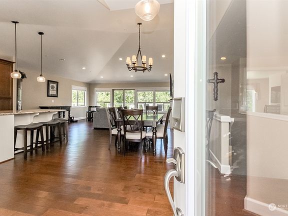 4th image of 9916 176th Avenue E