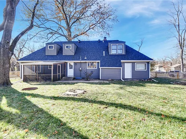 10417 Maple Dr, Overland Park, KS 66207