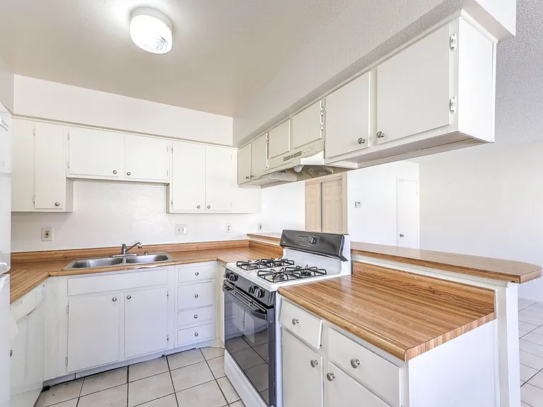 3109 N Walnut Rd — Photo 2
