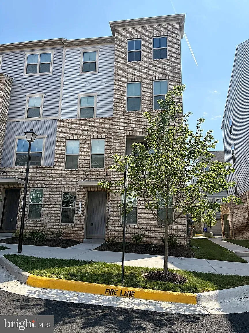 3 bed, 2.5 bath, 2132 sqft, $3,000 — Photo 1