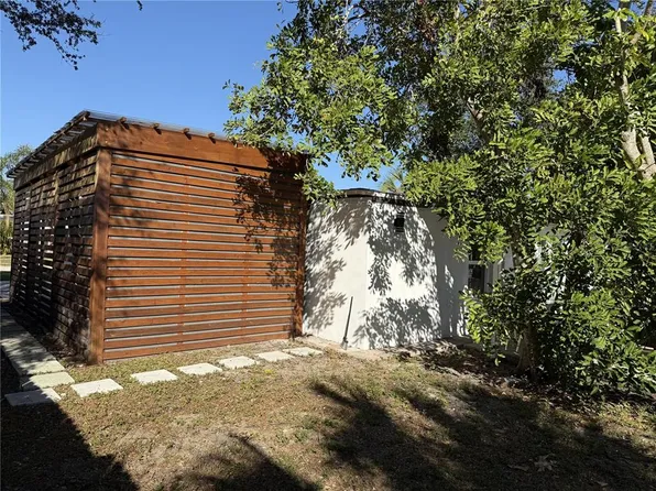 907 Fruitland Ave, Bradenton, FL 34207