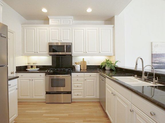 kitchen w pantry closet