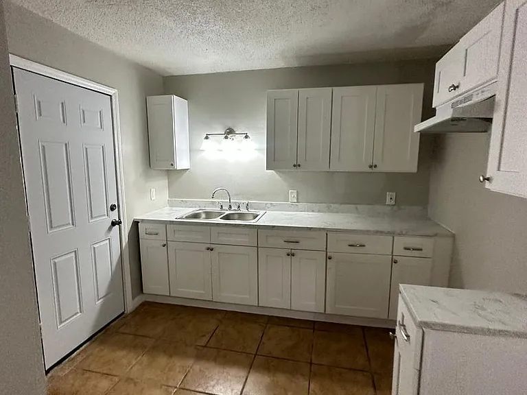 2851 Sophia St — Photo 14