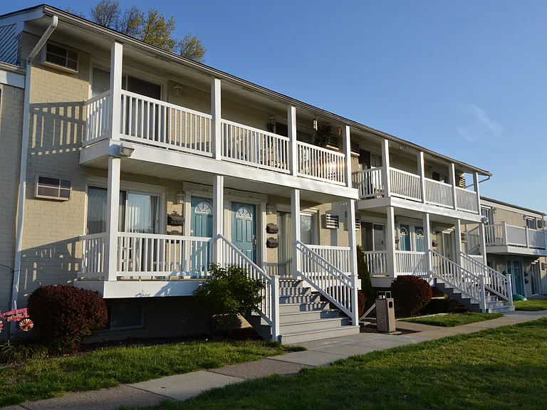 Brittany Springs Apartments — Photo 5