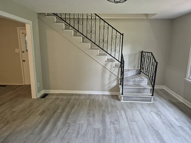 404 Wooddale Dr — Photo 5