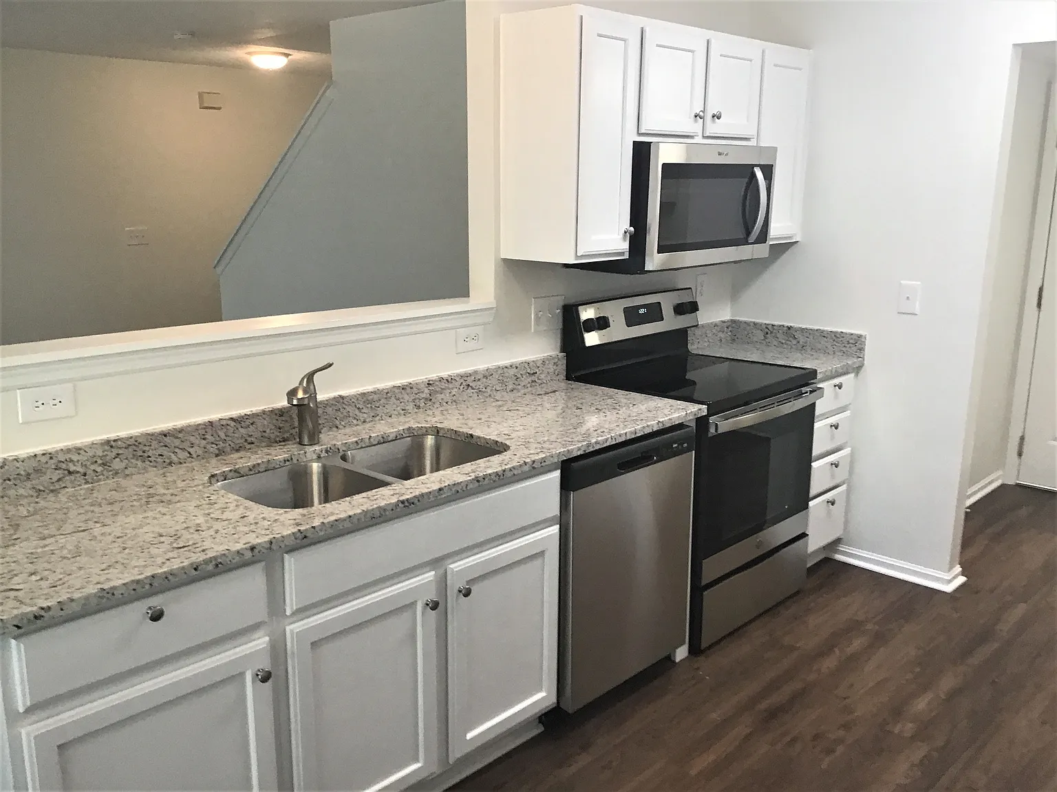 3 bed, 2.5 bath, 1480 sqft, $2,460 — Photo 3