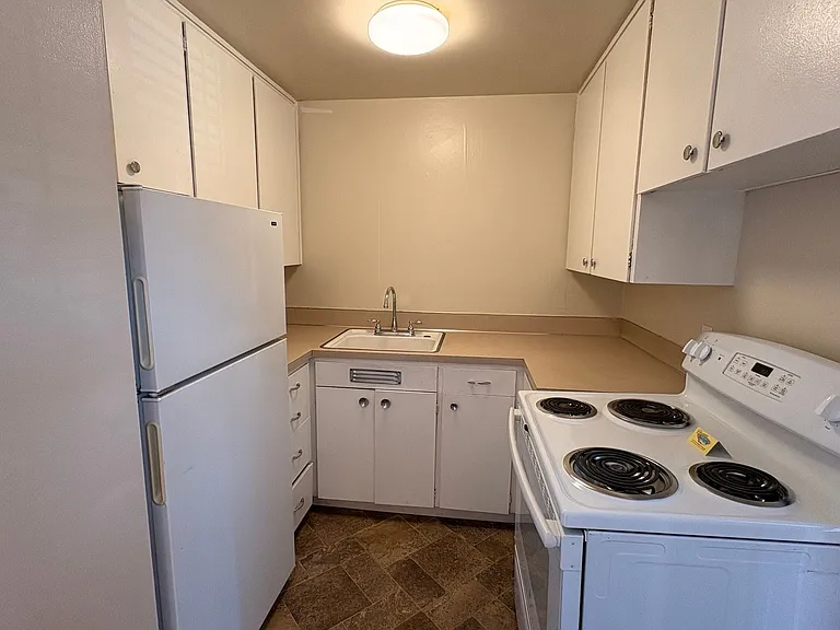 C2402 - Maple Court Apartments — Photo 27