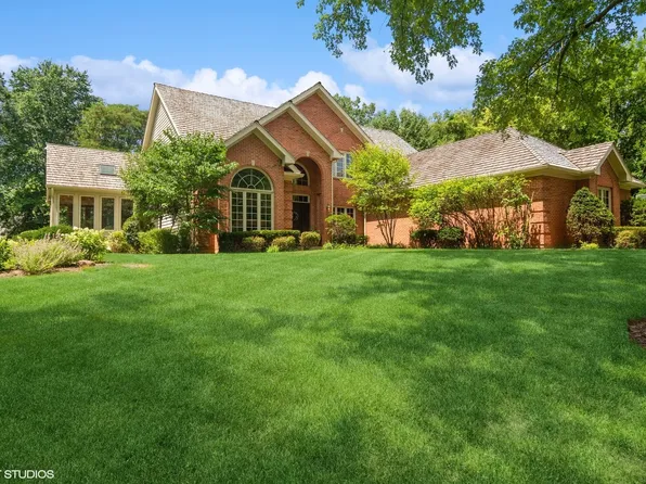 1 Barberry Dr, Hawthorn Woods, IL 60047