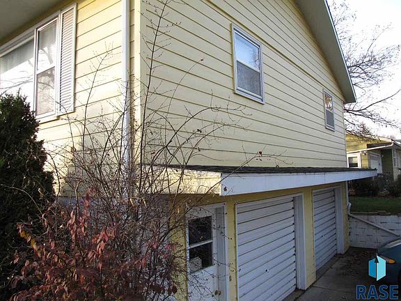 3rd image of 100 Elm St W