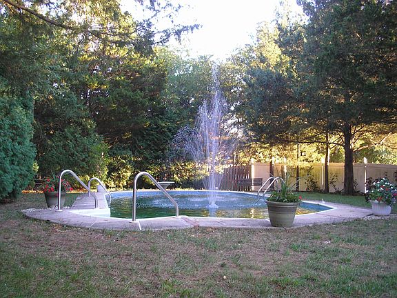 4th image of 9 Holly Hill Ct
