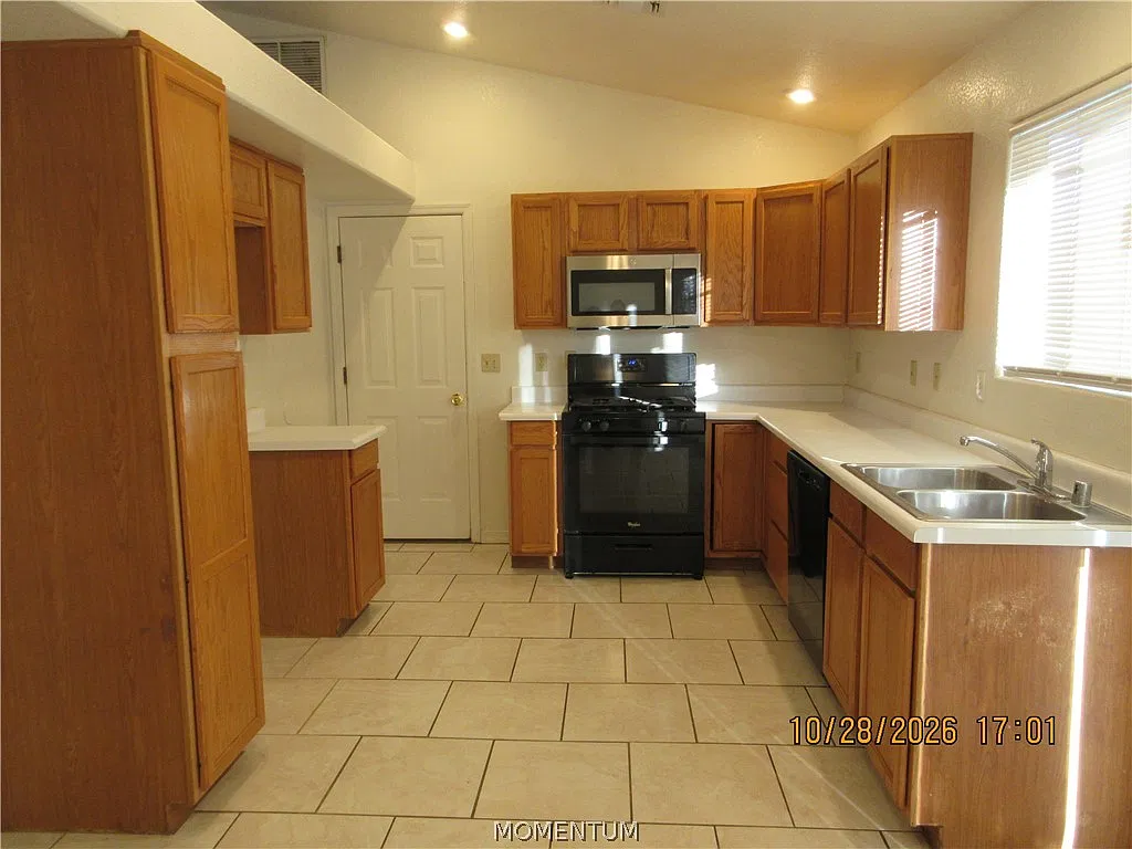 3 bed, 2.0 bath, 1052 sqft, $1,325 — Photo 4