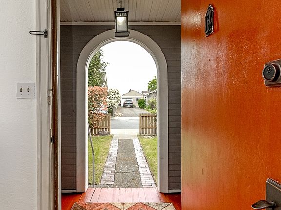 4th image of 318 D Street SE
