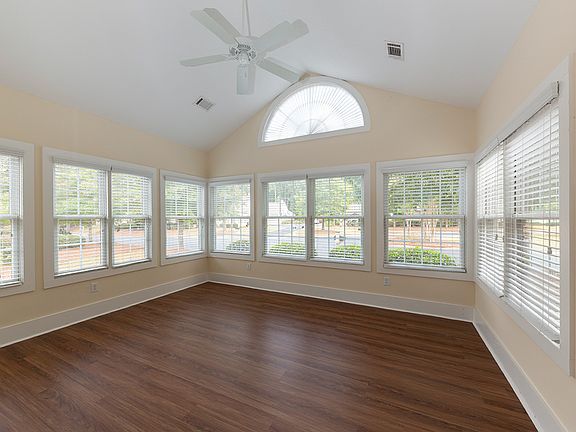 3rd image of 124 Edgewood Ct