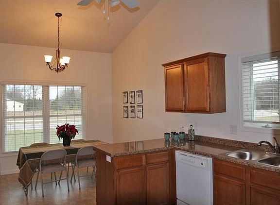 4th image of 9 Beehler Ln