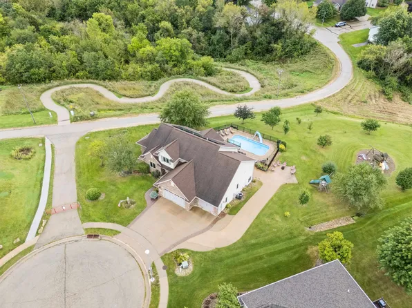 6036 Forest Hills Dr, Dubuque, IA 52002