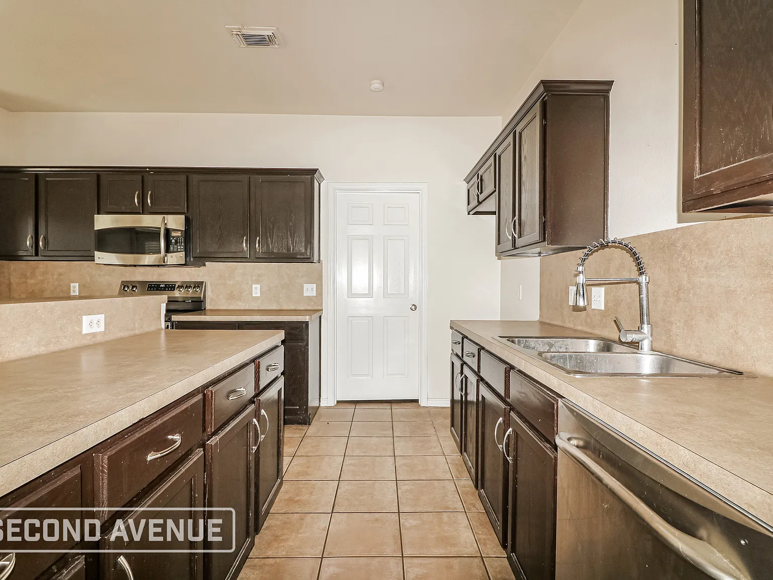 5 bed, 2.5 bath, 2573 sqft, $2,250 — Photo 4