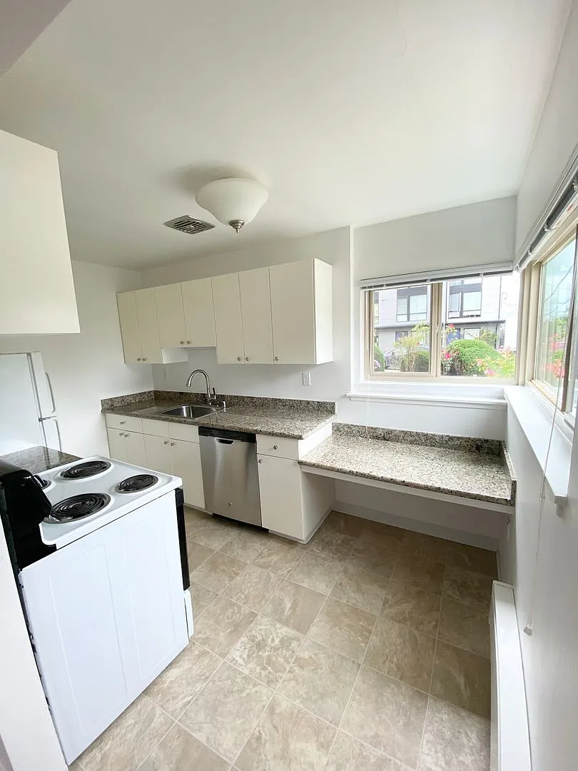 Evanston Court Apartments — Photo 3