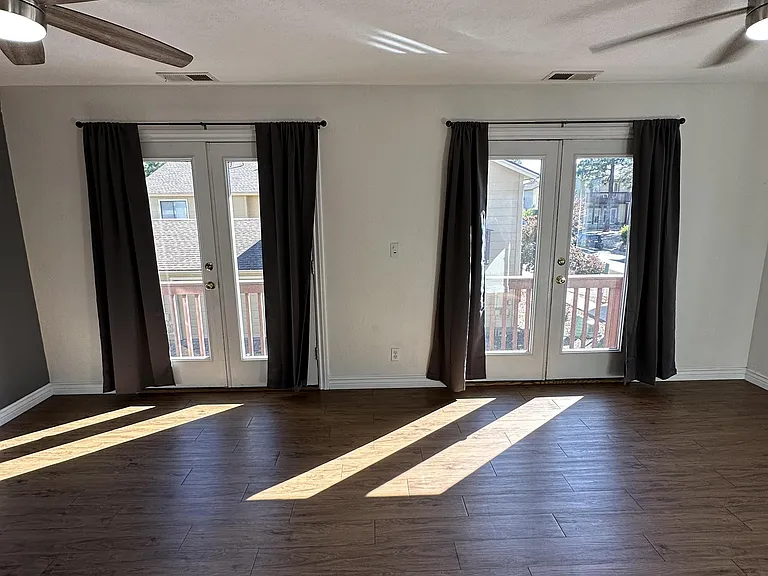 1405 E Mackenzie Dr — Photo 2