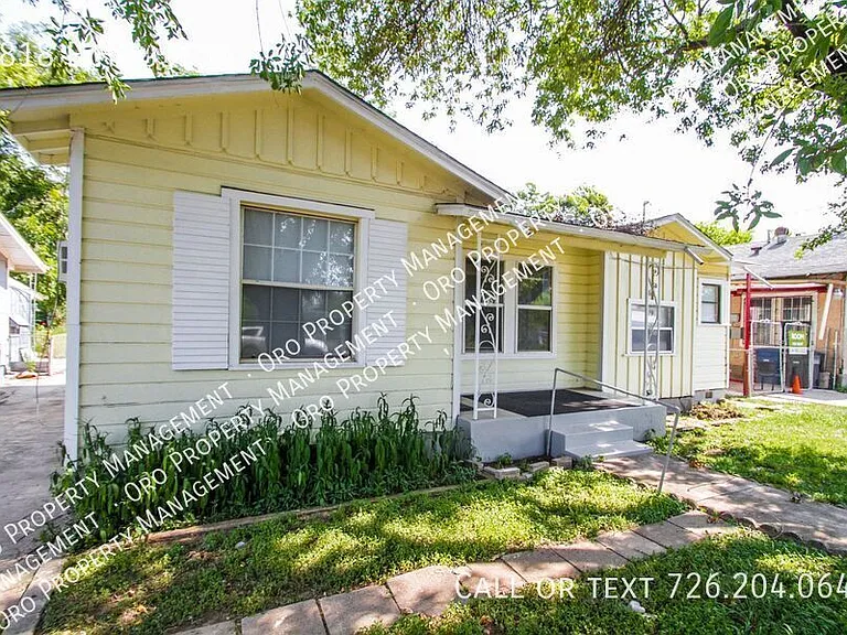 2818 E Houston St — Photo 2