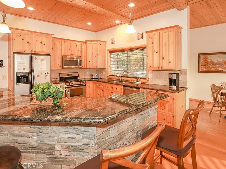 351 Glenwood Dr — Photo 3