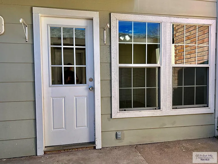 3908 Las Palmas Cir — Photo 32