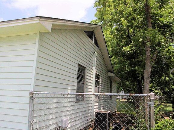 2nd image of 809 Armstrong Dr