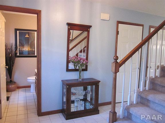 3rd image of 810 W Oakview Dr