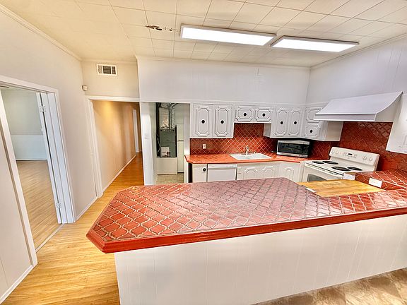 4th image of 284 3rd Ave Suite A