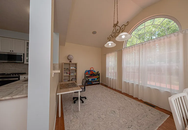 1909 Colonial Dr — Photo 16