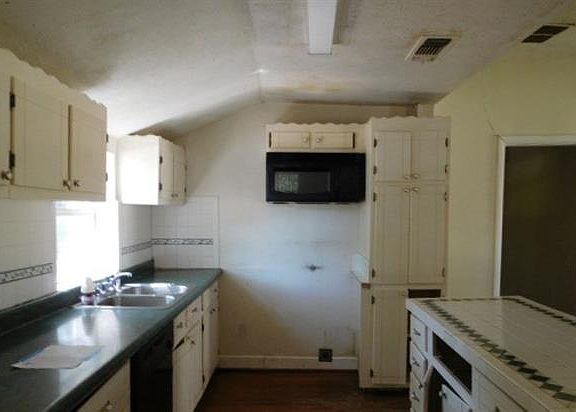 4th image of 402 Hovey St