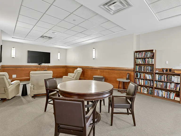 1425 Vanier Pkwy — Photo 15