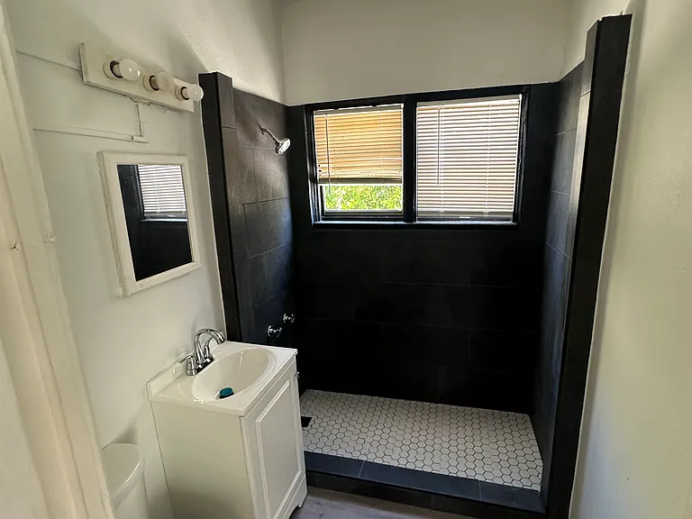 519 S Carancahua St #2 — Photo 9
