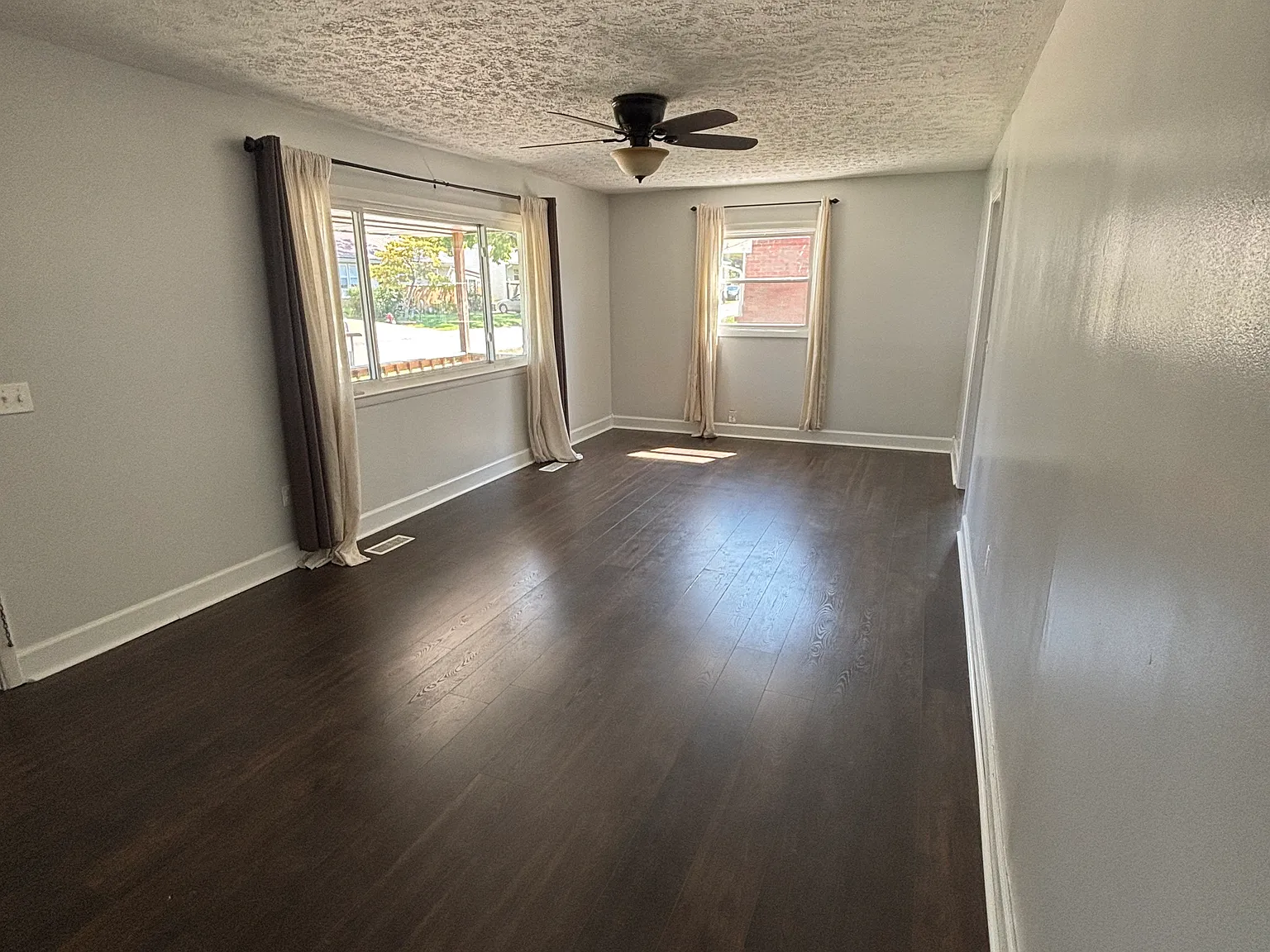 3 bed, 1.5 bath, 1412 sqft, $1,300 — Photo 4
