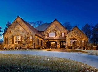 3 Briar Oak Rd, Ladue, MO 63132