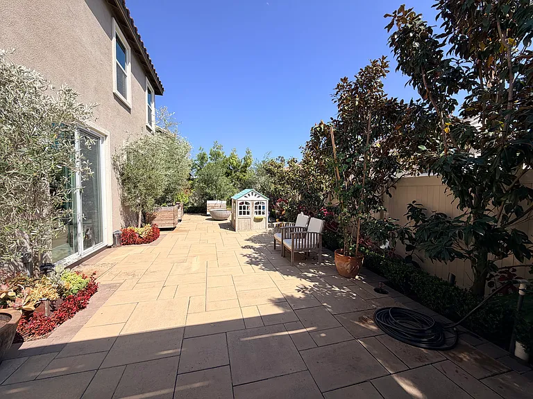 385 Eureka Dr — Photo 12