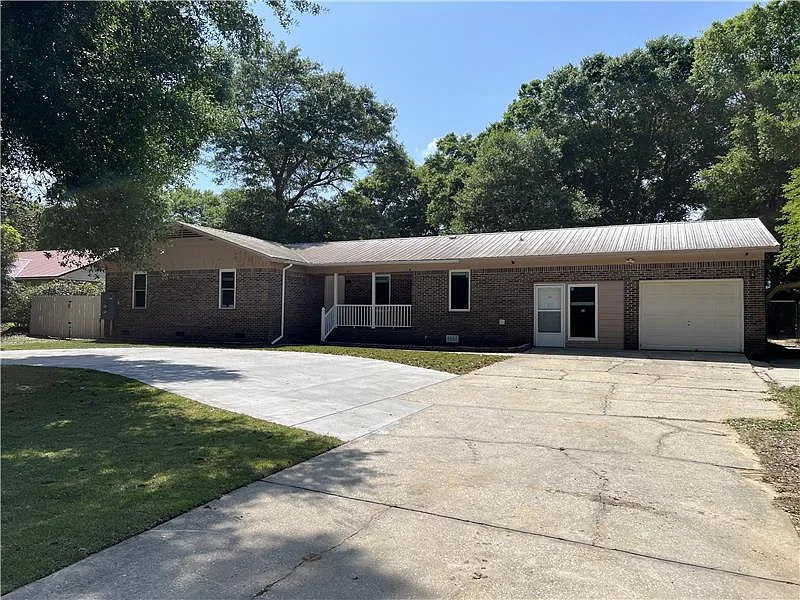 3 bed, 1350 sqft, $1,800 — Photo 2