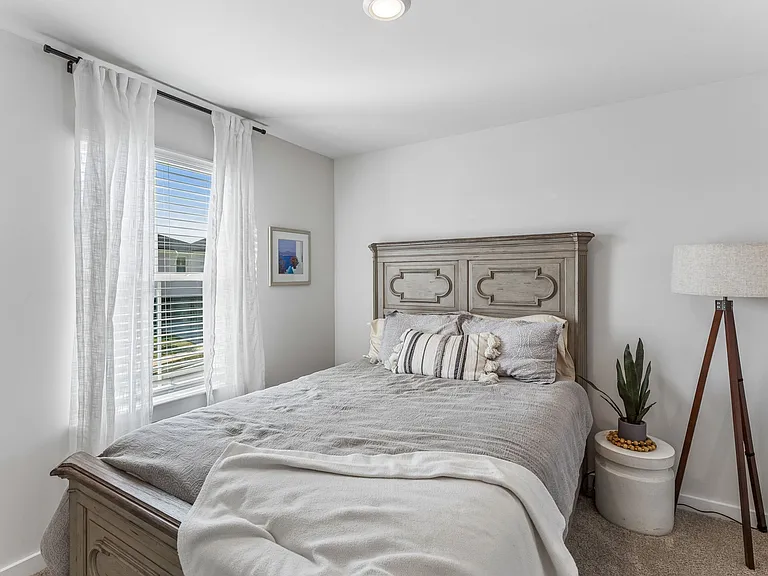 1735 Flora Grv — Photo 10