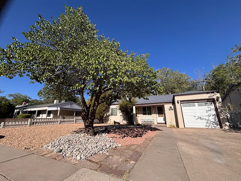 801 Solano Dr NE — Photo 4