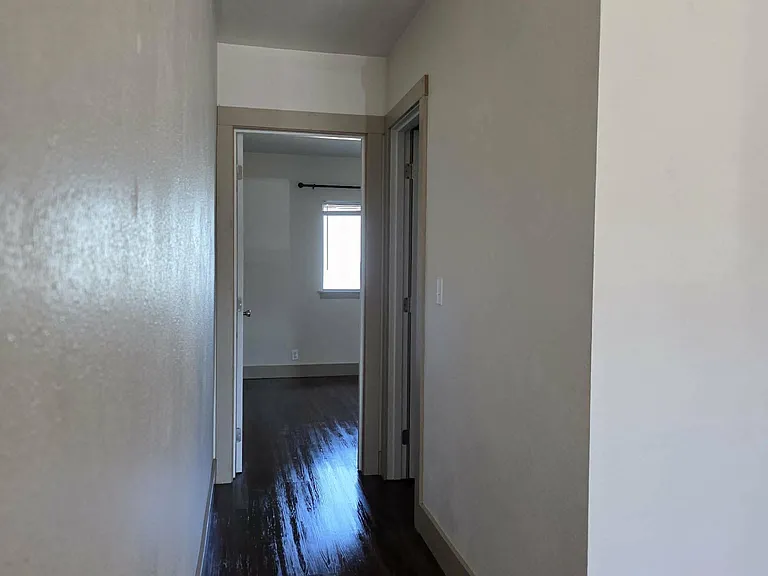 1943 Broadway Ave — Photo 5