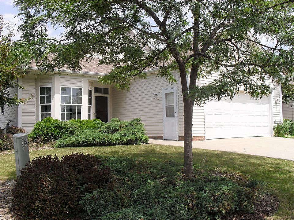 1st image of 213 Village Dr W