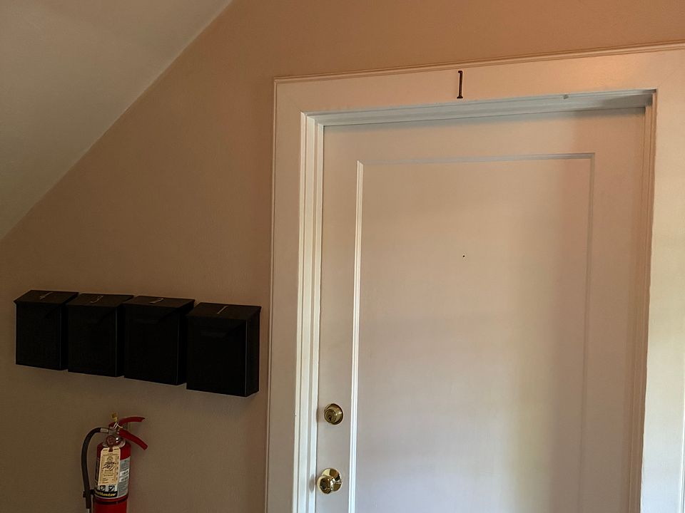 Foyer leading into unit