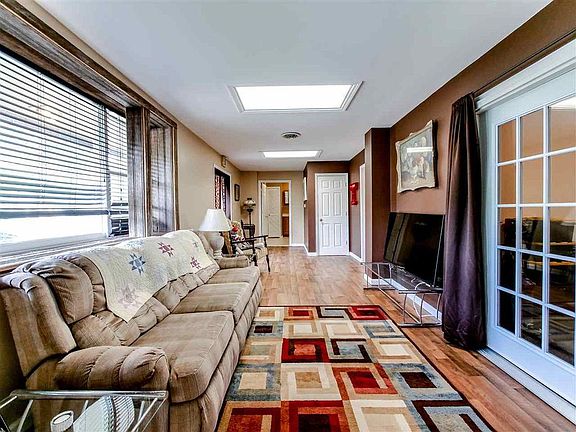 5th image of 31 E Church St