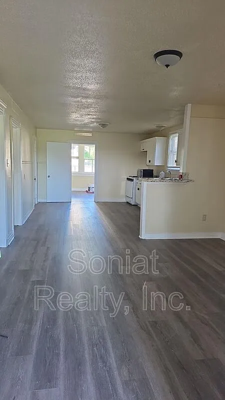 East — Photo 2